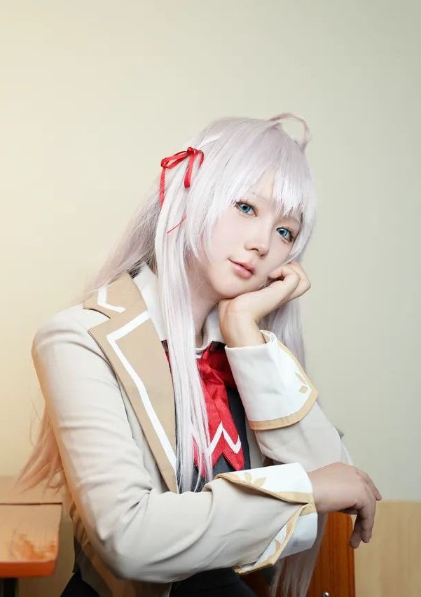 【喜欢爱理吗】不时以俄语轻声遮羞的邻座艾莉同学